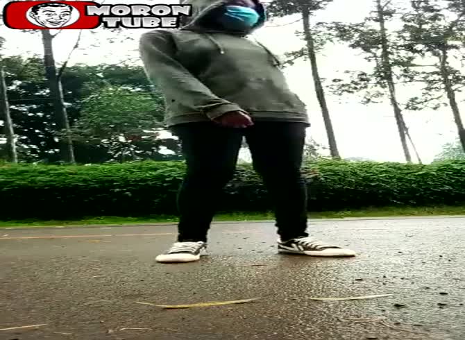 Video :While doing a TikTok, her phone gets stolen!